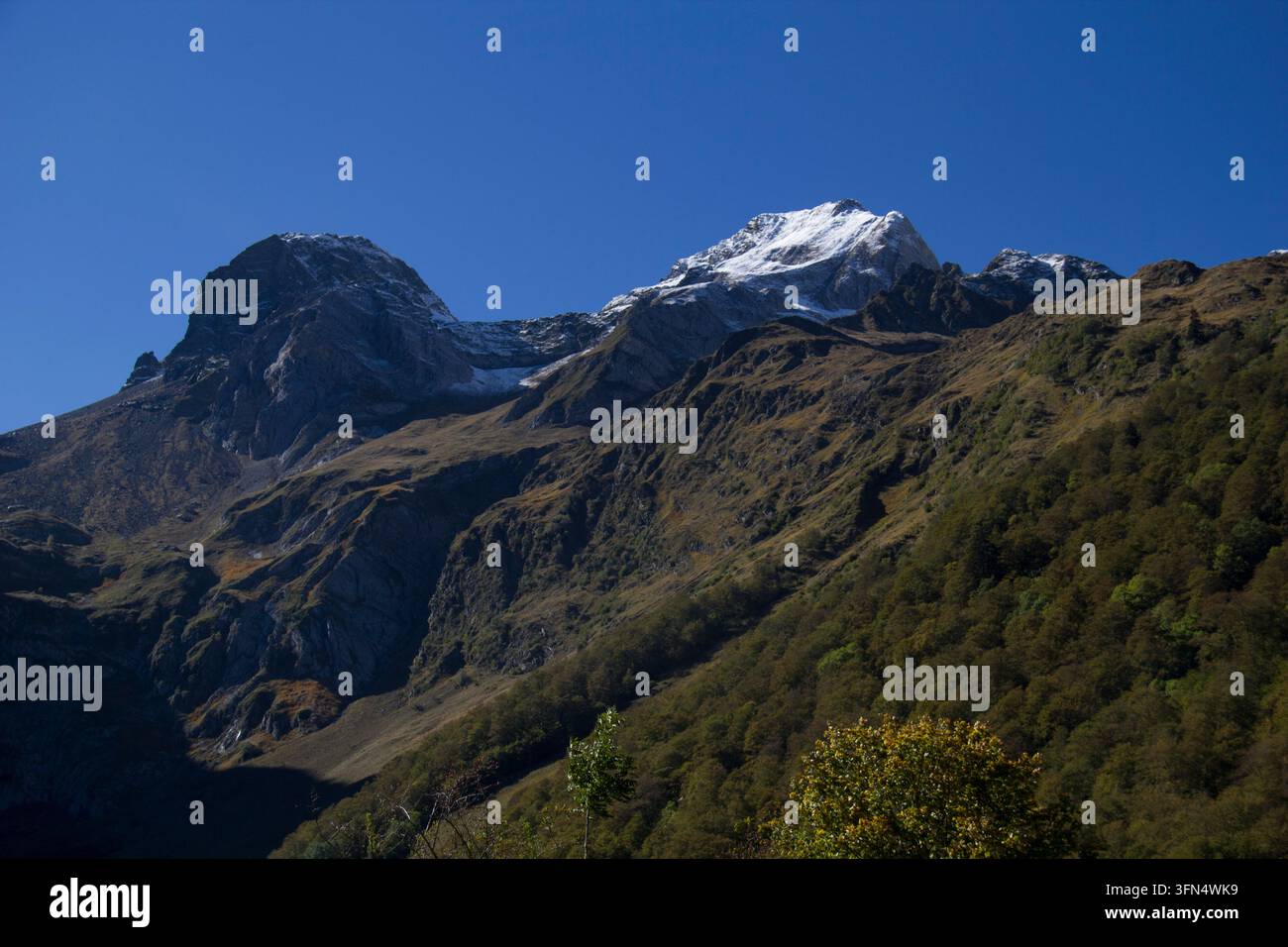 Montagne e valli, sentieri, in toni autunnali Foto Stock