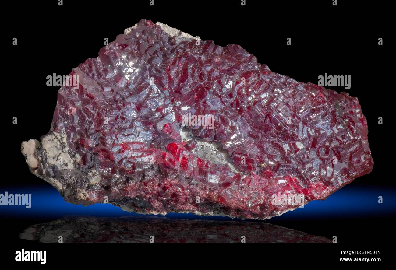 La cuprite è un minerale di ossido di rame, Cu₂O, noto per il suo colore da rosso intenso a rosso rubino e la sua lucentezza brillante. Foto Stock