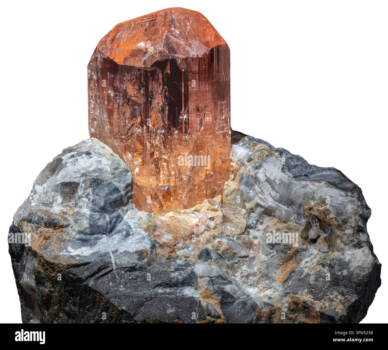 Il topazio è un minerale silicato di alluminio contenente fluoro e idrossile, con la formula Al₂SiO₄(F,OH)₂. Forma comunemente cristalli prismatici ben sviluppati Foto Stock