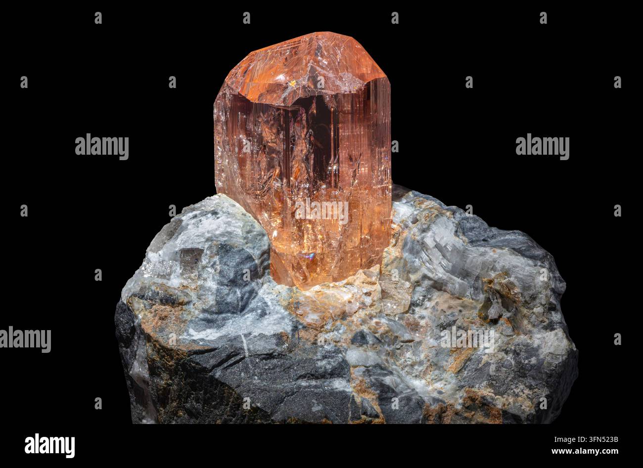 Il topazio è un minerale silicato di alluminio contenente fluoro e idrossile, con la formula Al₂SiO₄(F,OH)₂. Foto Stock