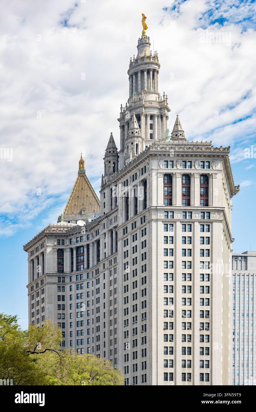 Edificio Municipale di Manhattan nel centro di New York City, Stati Uniti, con una torre a gradini, statua dorata della Fama Civica, colonne e finestre. Foto Stock