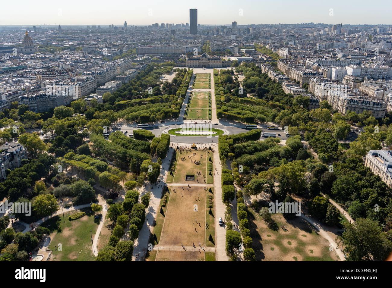 Vista aerea del parco Champ de Mars e dello skyline di Parigi con la torre Montparnasse e Les Invalides in una giornata soleggiata in Francia. Foto Stock