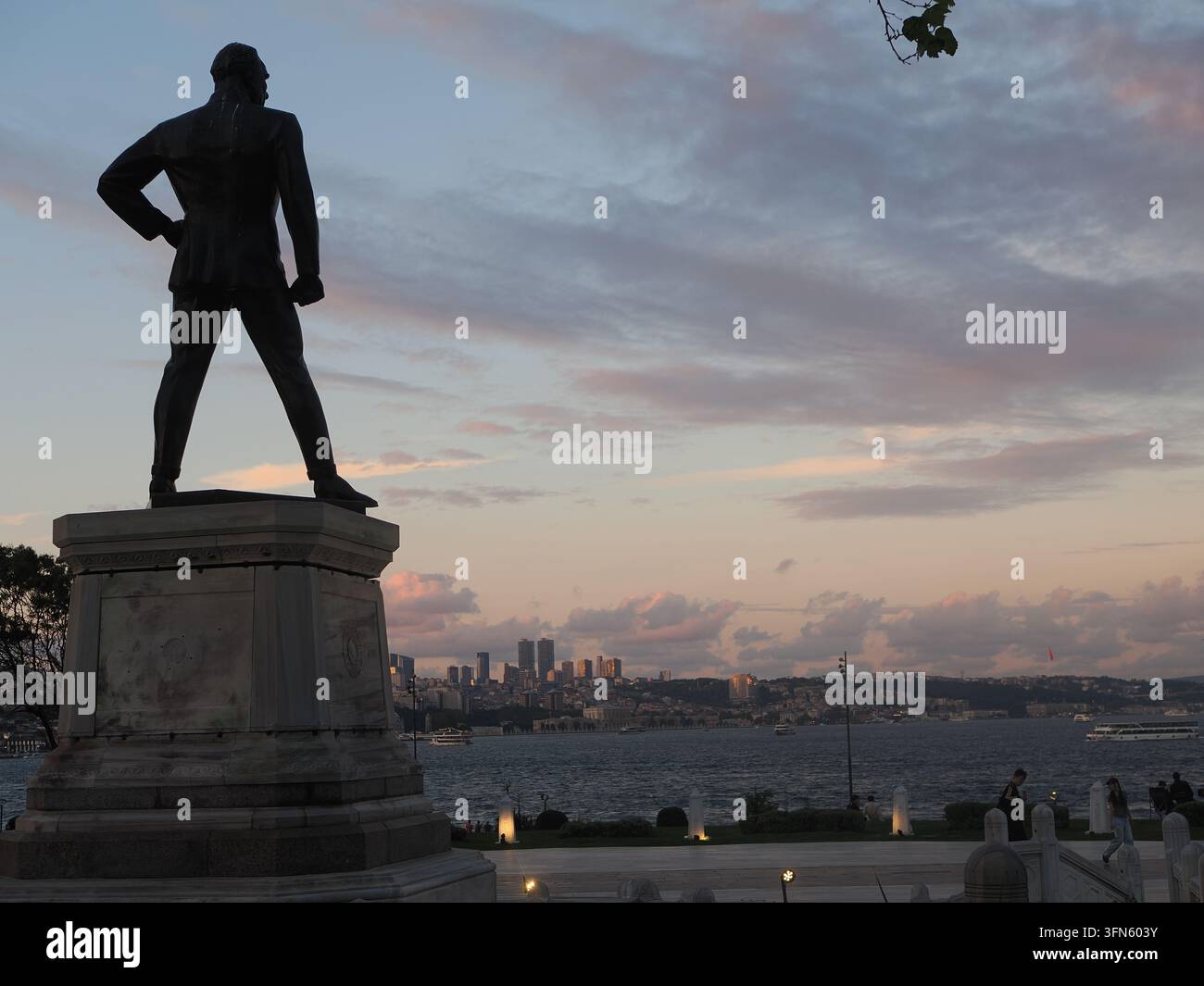 Una statua di Mustafa Kemal Atatürk che si affaccia sul Bosforo al tramonto a Istanbul, Türkiye. Foto Stock
