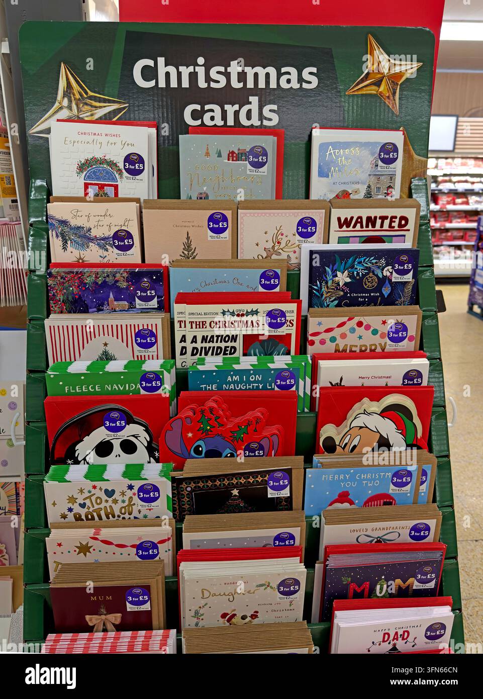 Biglietti di Natale su un'esposizione di un supermercato del Regno Unito, che mostra il merchandising retail stagionale in vista del periodo festivo Foto Stock