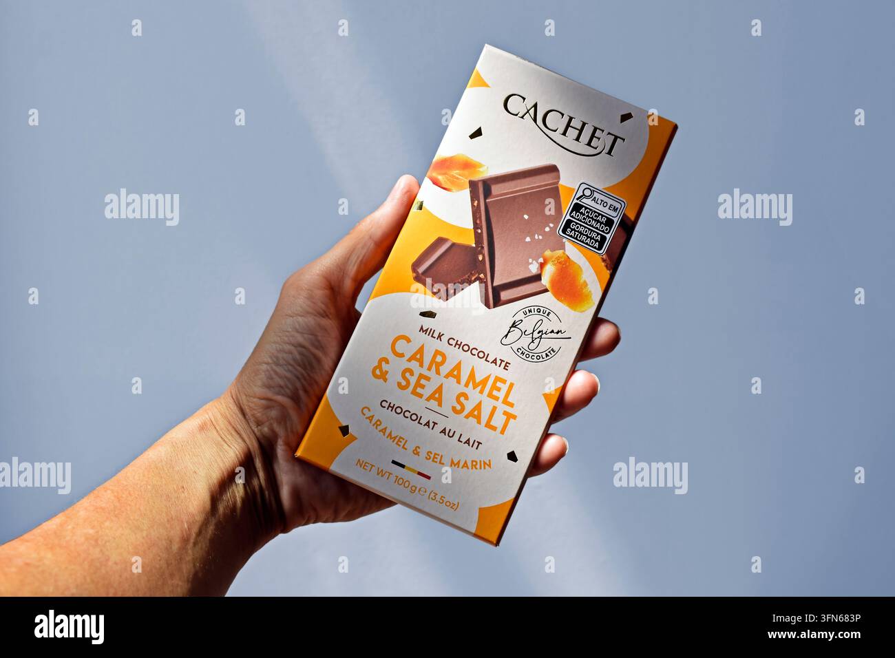 RIO DE JANEIRO, BRASILE - 26 settembre 2026: Mano che tiene una scatola di cioccolato belga, caramello e sale marino Foto Stock