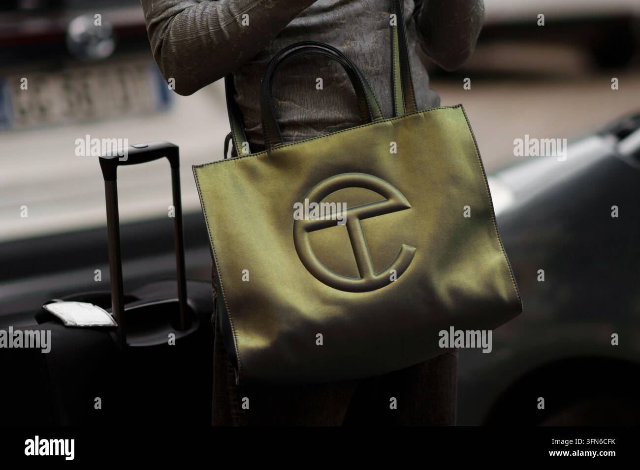 Milano, Italia - 21 settembre 2024: Donna indossa una borsa della spesa metallica Telfar. Dettagli della borsa dell'outfit alla moda, look street style Foto Stock