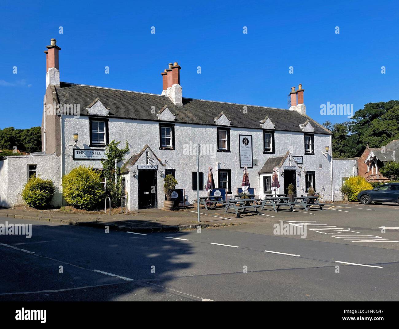 The Castle Inn pub di campagna, Dirleton East Lothian, Scozia, Regno Unito - Immagine stock catturata con smartphone