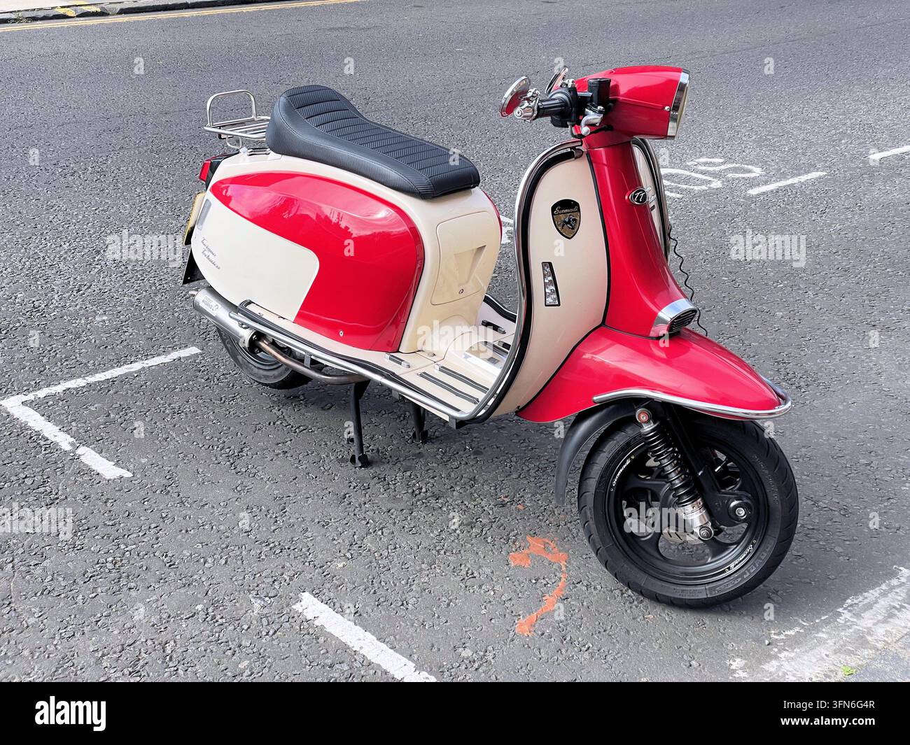 Una Scomadi Turismo Technica 200W, uno scooter moderno in stile retrò con verniciatura rossa e crema, parcheggiato in strada, Edimburgo, Scozia, Regno Unito - Immagine stock catturata con smartphone