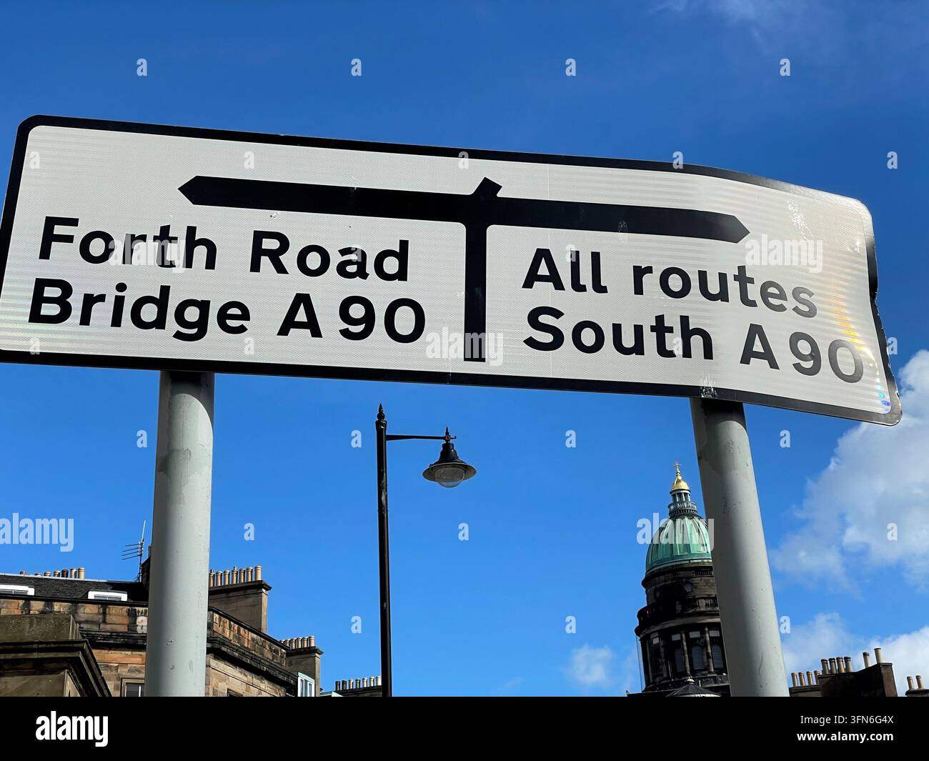 Segnale stradale A90 a un incrocio con semaforo nel West End, Edimburgo, con indicazioni per il Forth Road Bridge o tutte le strade verso sud, Edimburgo, Scozia - Immagine stock catturata con smartphone