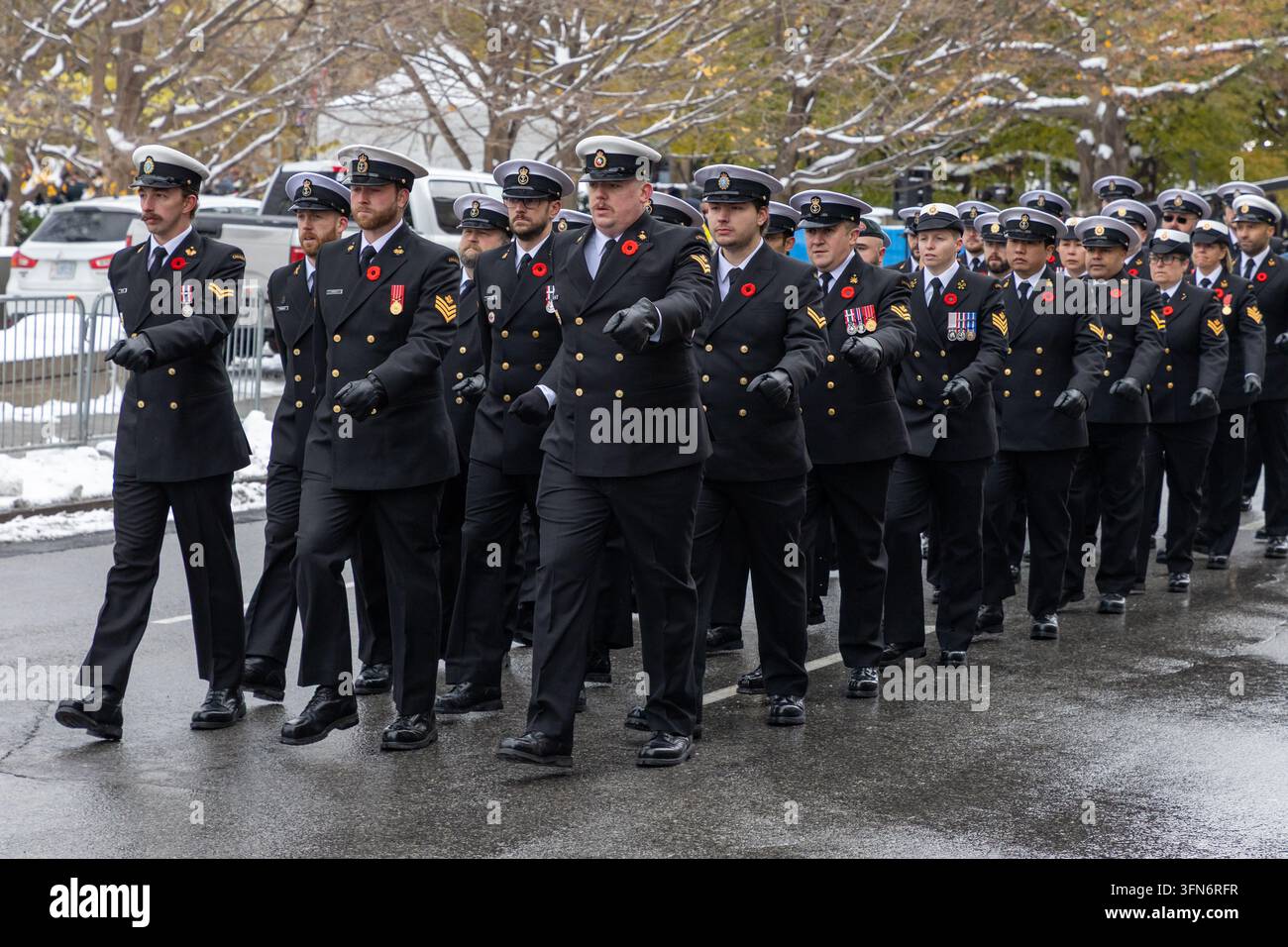 Ottawa, Canada - 11 novembre 2025: Marinai della Royal Canadian Navy che sfilano nella parata militare del Giorno del Ricordo nel centro di Ottawa. Foto Stock