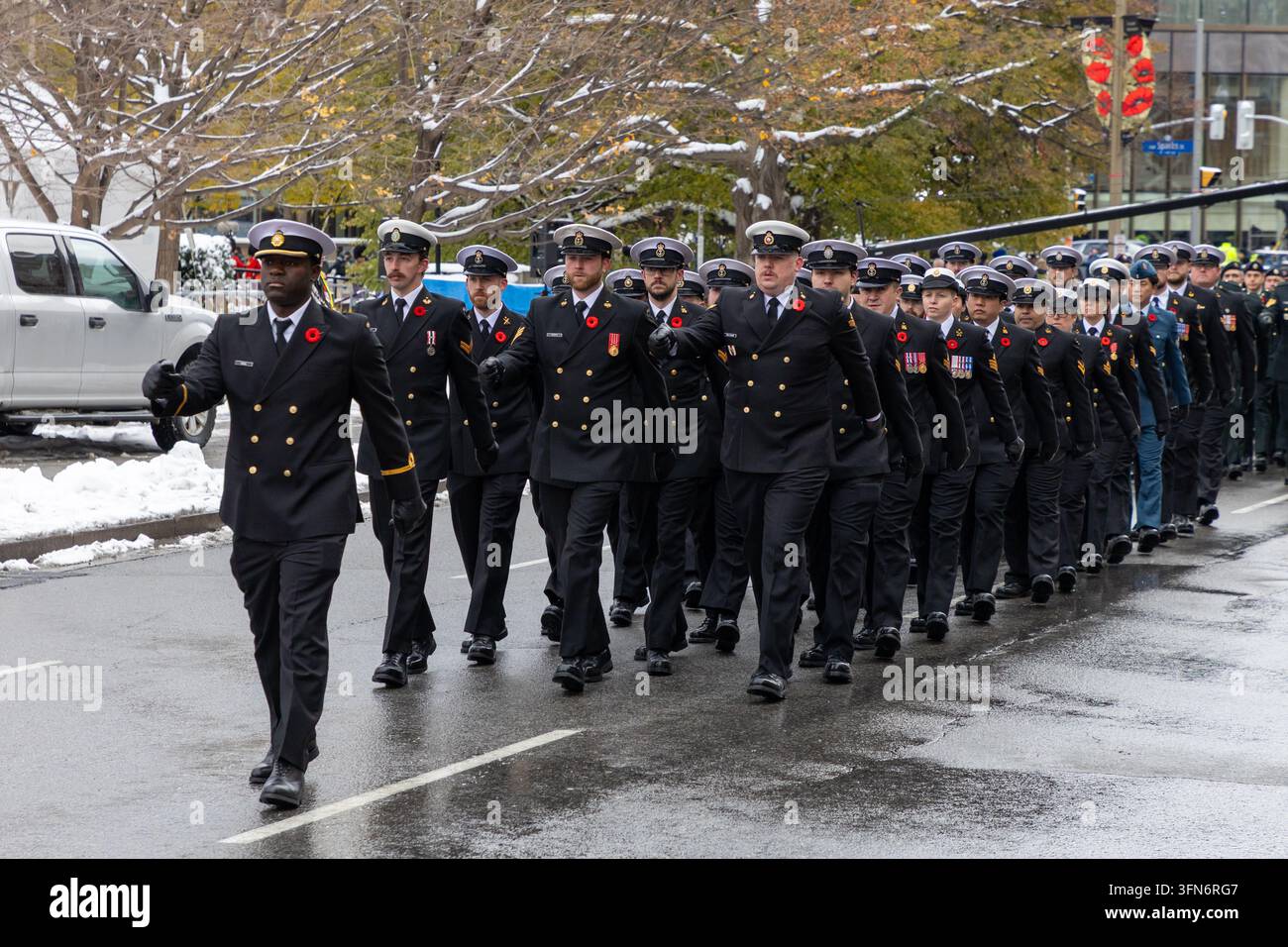 Ottawa, Canada – 11 novembre 2025: Marines della Marina reale canadese sfilano nella parata del Giorno della Memoria nel centro di Ottawa. Personale navale in abito nero Foto Stock