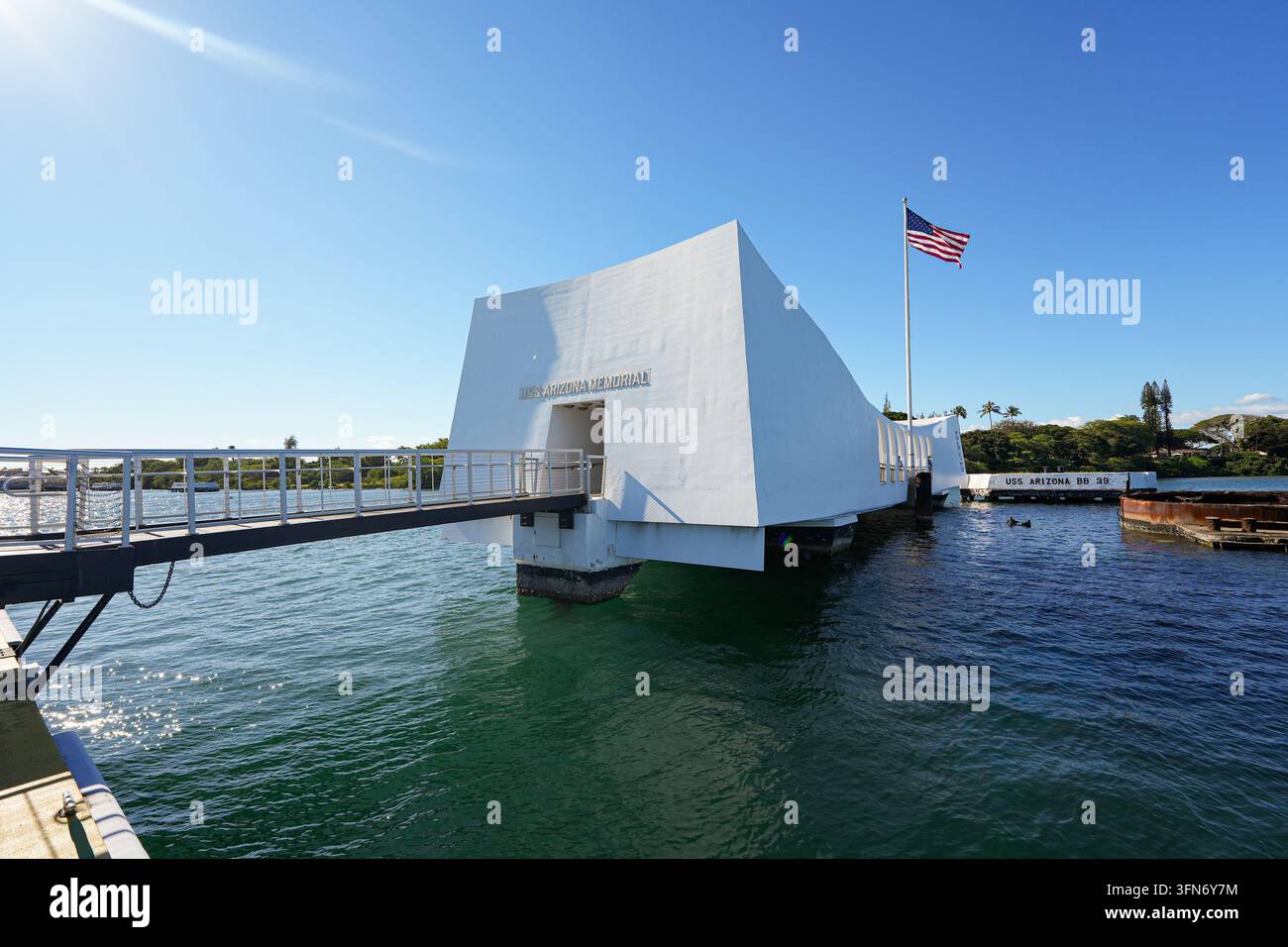 Ingresso del bianco USS Arizona Memorial che si estende sulle acque di Pearl Harbor, collegato da una moderna passerella di accesso alle Hawaii Foto Stock
