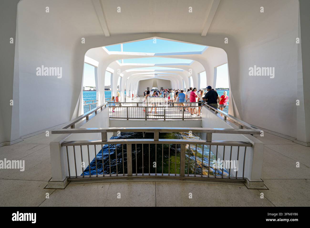Apertura nel pavimento del Memoriale USS Arizona, che guarda direttamente verso i resti sommersi e arrugginiti della storica corazzata a Pearl Harbor, H Foto Stock