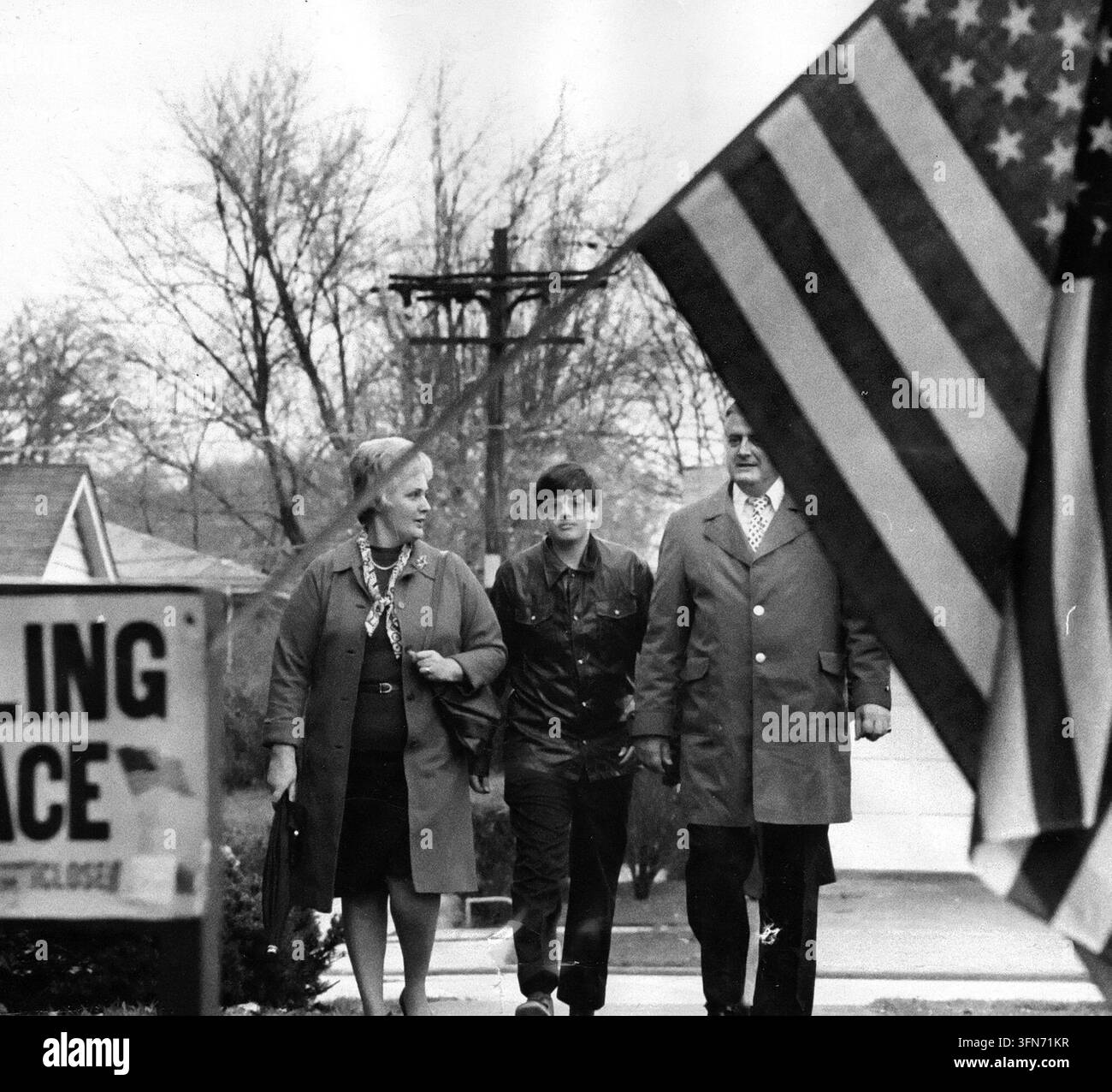 Henry Hyde, candidato repubblicano per il 6° distretto del Congresso degli Stati Uniti, cammina con sua moglie Jeanne e suo figlio Tony verso un seggio elettorale a Park Ridge, Illinois, il 5 novembre 1974. Hyde, che aveva sponsorizzato un emendamento anti-aborto molto pubblicizzato, vinse il seggio, avviando una carriera congressuale che sarebbe durata più di tre decenni. (Foto di Carl Hugare/Chicago Tribune/TNS/Sipa USA) Foto Stock