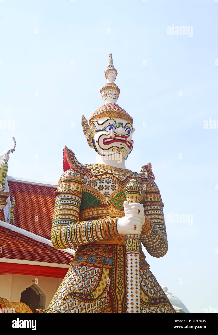 Gigante bianco Sahatsadecha, uno dei due demoni guardiani alla porta orientale di Wat Arun o il Tempio dell'Alba a Bangkok, Thailandia Foto Stock