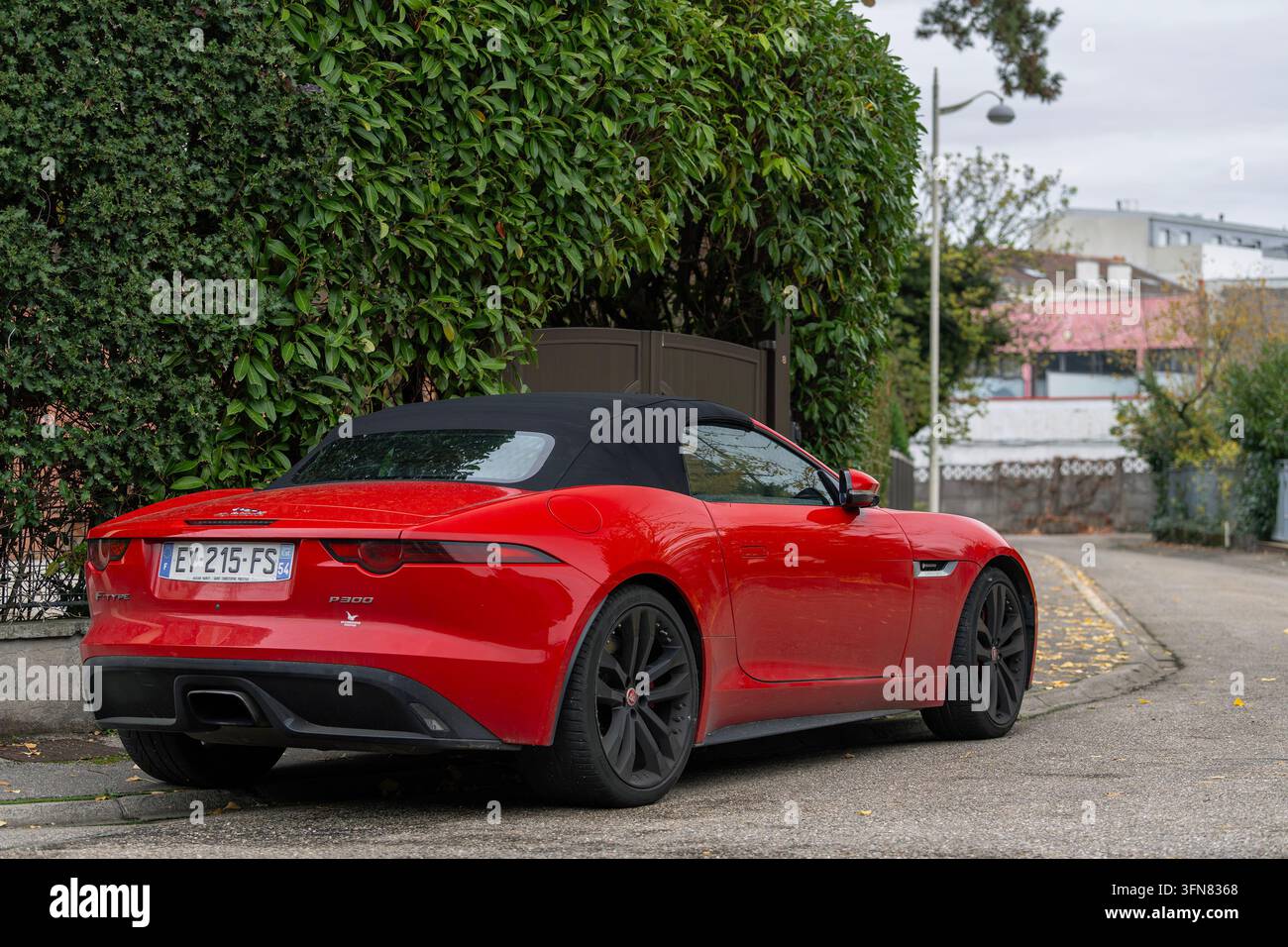 Nancy, Francia – Vista di una Jaguar F-Type P300 rossa parcheggiata su una strada. Foto Stock