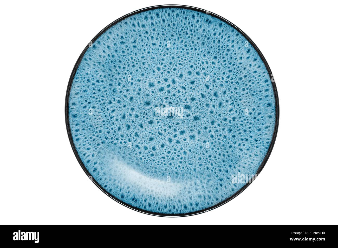 Piatto pulito in ceramica blu isolato su sfondo bianco Foto Stock