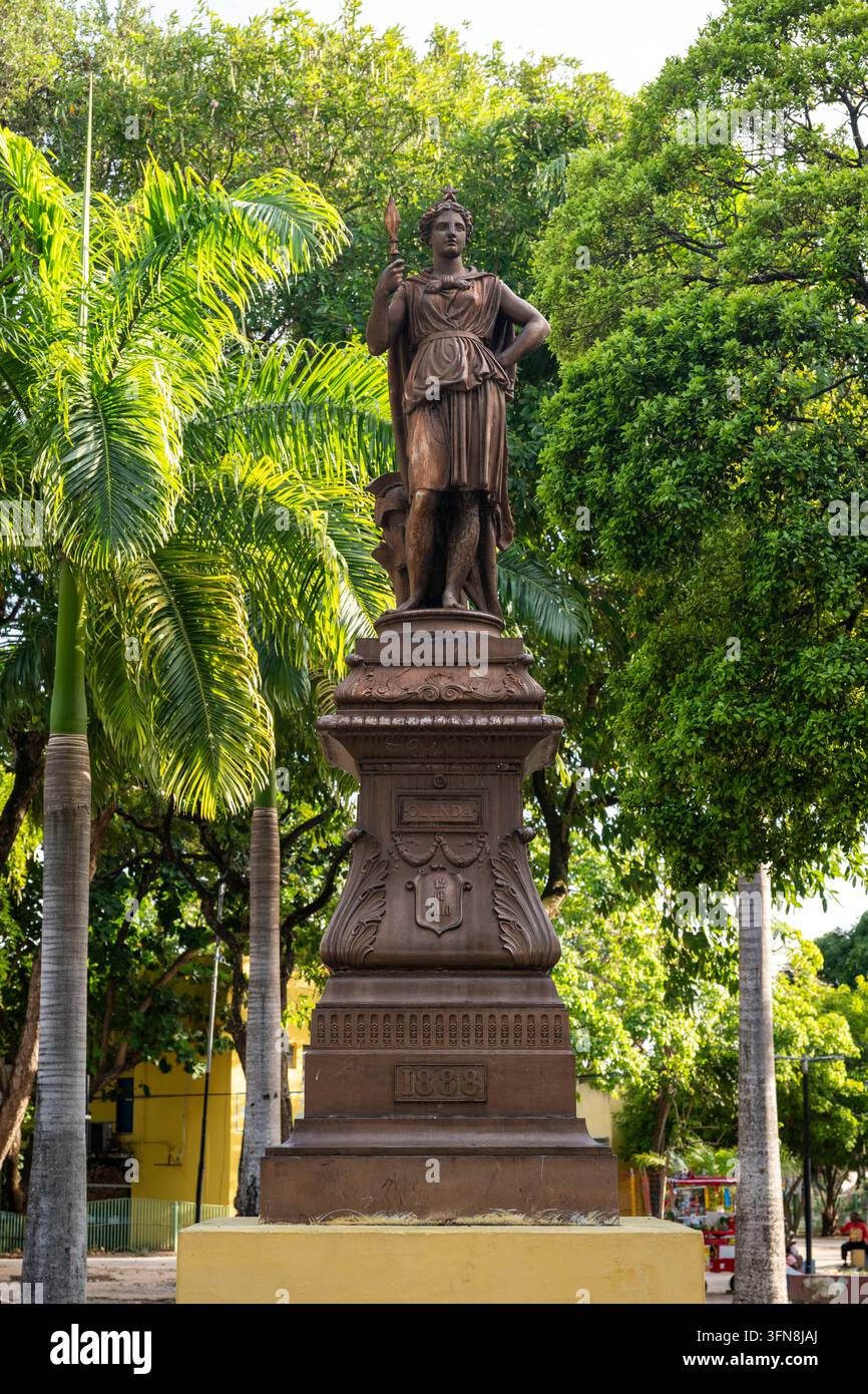 Monumento in una piazza pubblica verde a Olinda, stato del Pernambuco Foto Stock