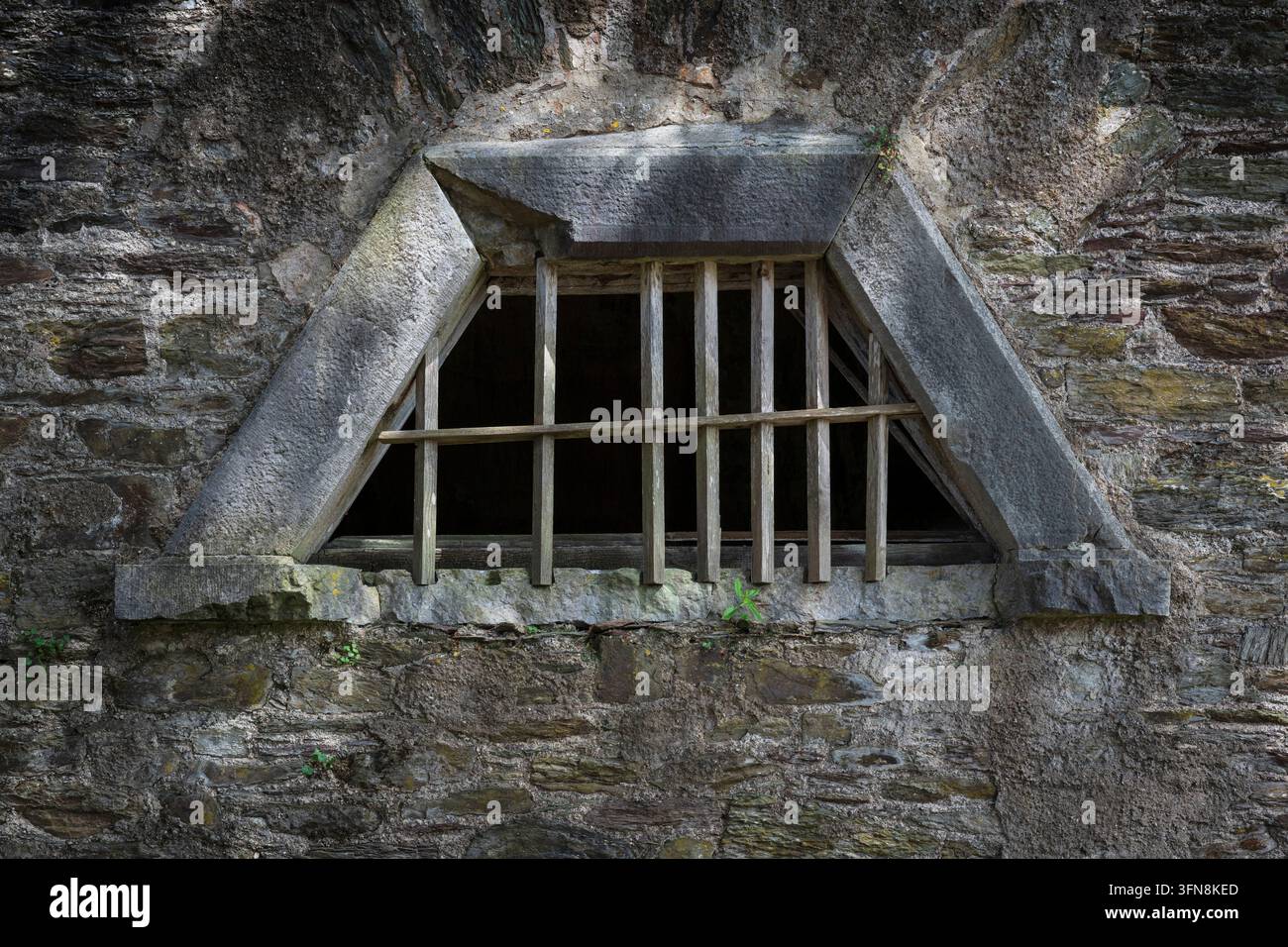 Finestre sbarrate del carcere storico Foto Stock