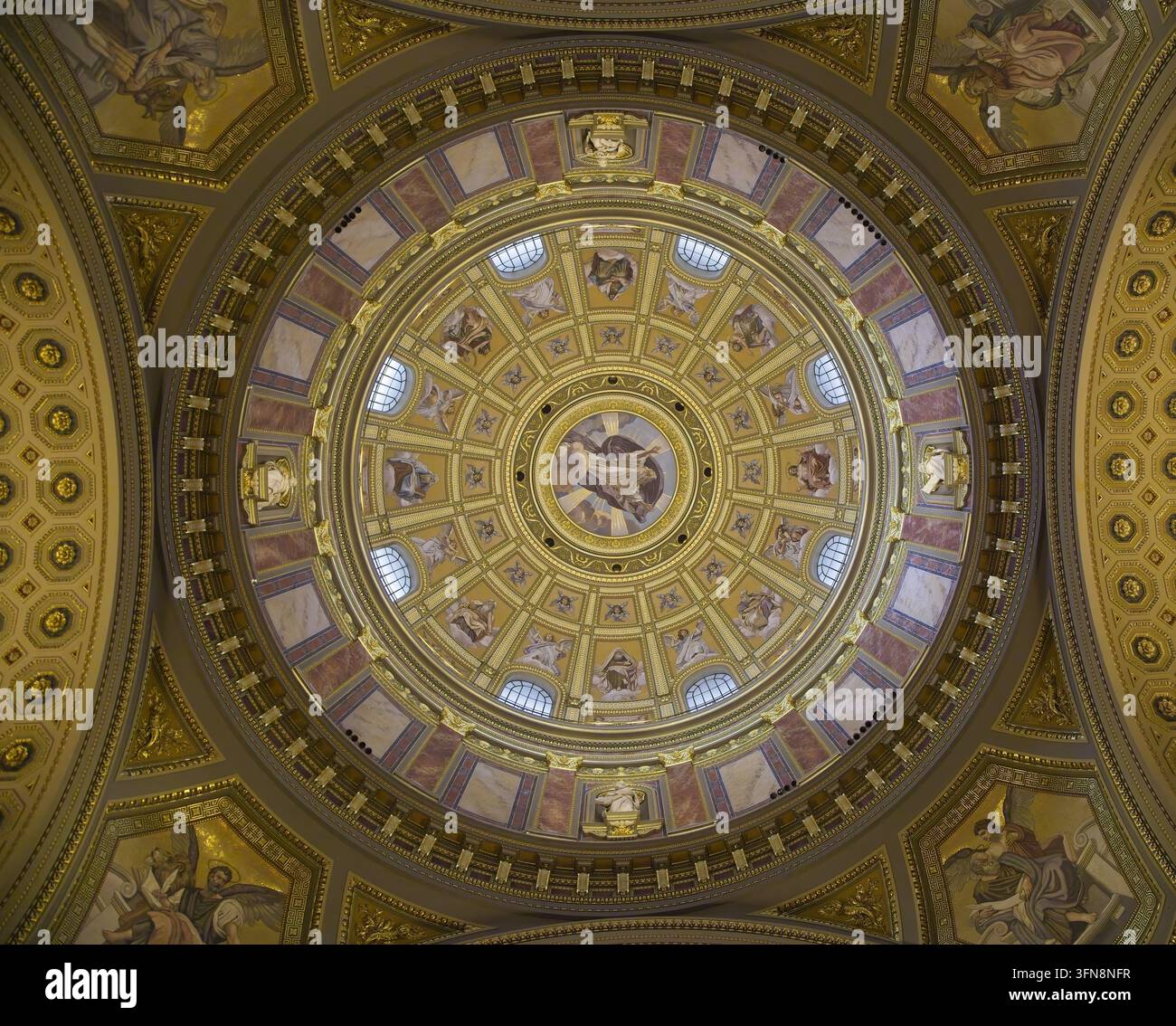 Vista ad angolo basso che guarda direttamente verso l'alto verso il soffitto a cupola ornato e le mosaiche dorate della Basilica di Santo Stefano a Budapest, Ungheria. Foto Stock