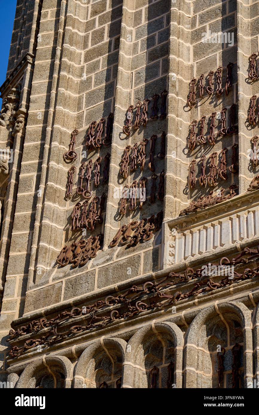 File di catene di ferro e ceppi di prigionieri cristiani liberati nella conquista di Granada, appesi sulla facciata di San Juan de los Reyes, Toledo, Spagna Foto Stock