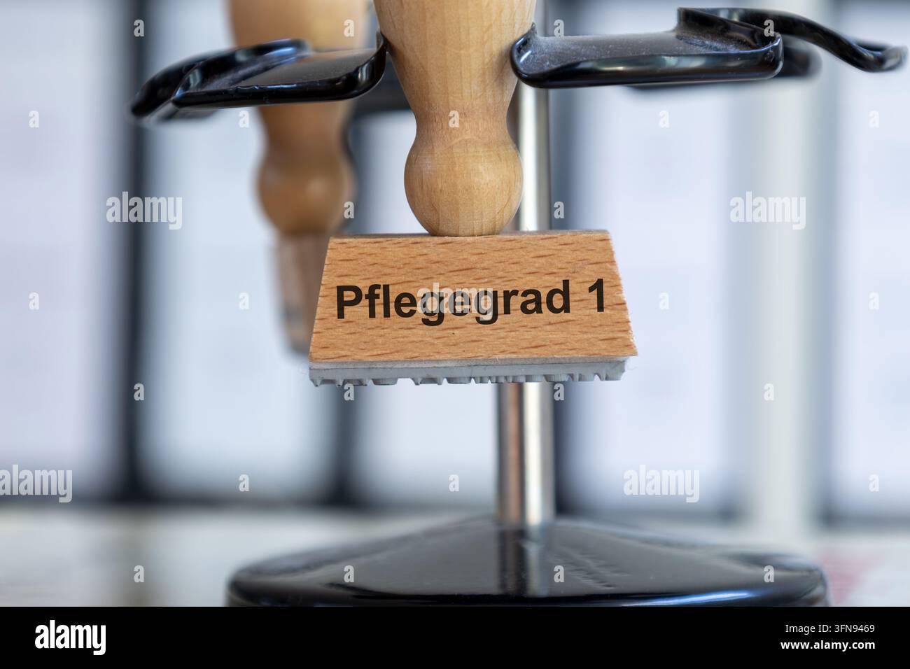 (Fotomontaggio) Primo piano di un francobollo con la scritta PFLEGEGRAD 1 (livello di assistenza 1) Foto Stock