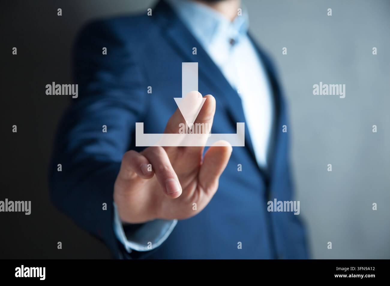Uomo che tocca il concetto di download sullo schermo Foto Stock