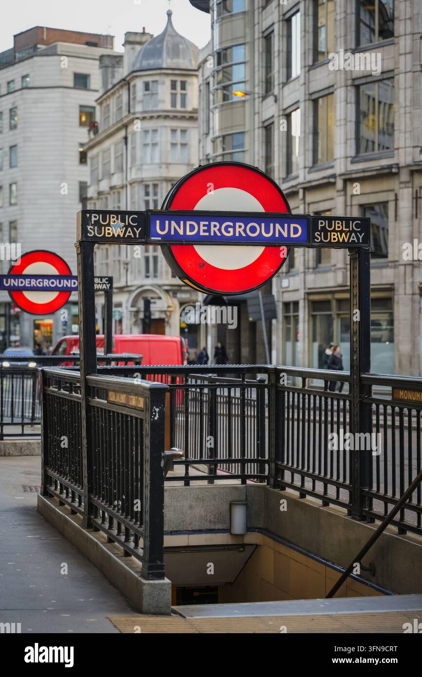 Ingresso della metropolitana di Londra con il famoso cartello rotondo Foto Stock