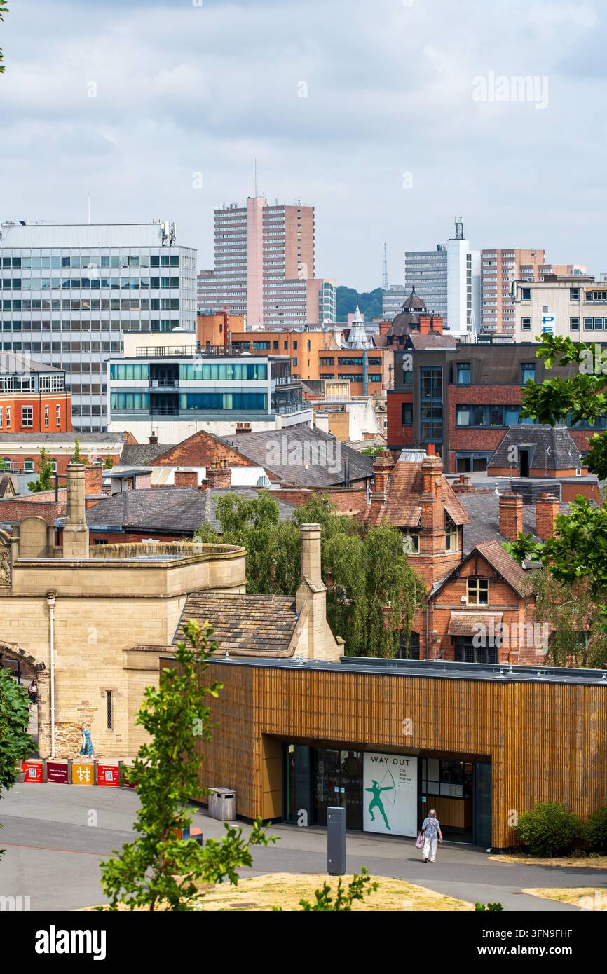 Centro visitatori e terreni del castello di Nottingham con vista sul centro città di Nottingham, Inghilterra Foto Stock