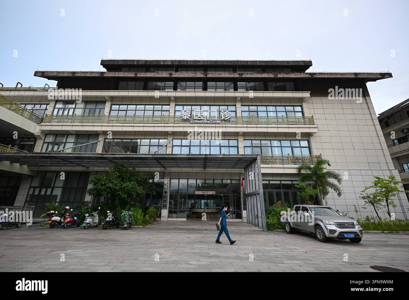 (261002) -- BAOTING, 2 ott. 2026 (Xinhua) -- Questa foto scattata il 29 settembre 2026 mostra un ospedale di medicina Li nella contea autonoma li e miao di Baoting, nella provincia meridionale cinese di Hainan. La medicina Li, inclusa la terapia delle lesioni ossee e il trattamento dei morsi di serpente, è riconosciuta come patrimonio culturale immateriale rappresentativo a livello provinciale nella provincia di Hainan.   L’ospedale di medicina Li di Baoting è stato inaugurato nel 2024. Prima di ciò, le pratiche mediche Li erano disperse nelle aree urbane e rurali. L’ospedale raccoglie i detentori della medicina Li e sfrutta i vantaggi unici della medicina tradizionale Li. Foto Stock