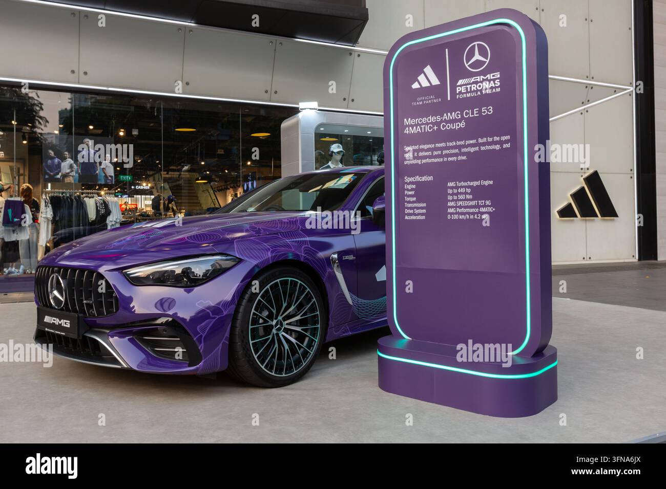 Davanti al negozio Adidas, mostra un modello di auto sportiva Mercedes-AMG CLE 53 viola di lusso per la stagione 2026 di Formula 1, Orchard Road, Singapore. Foto Stock