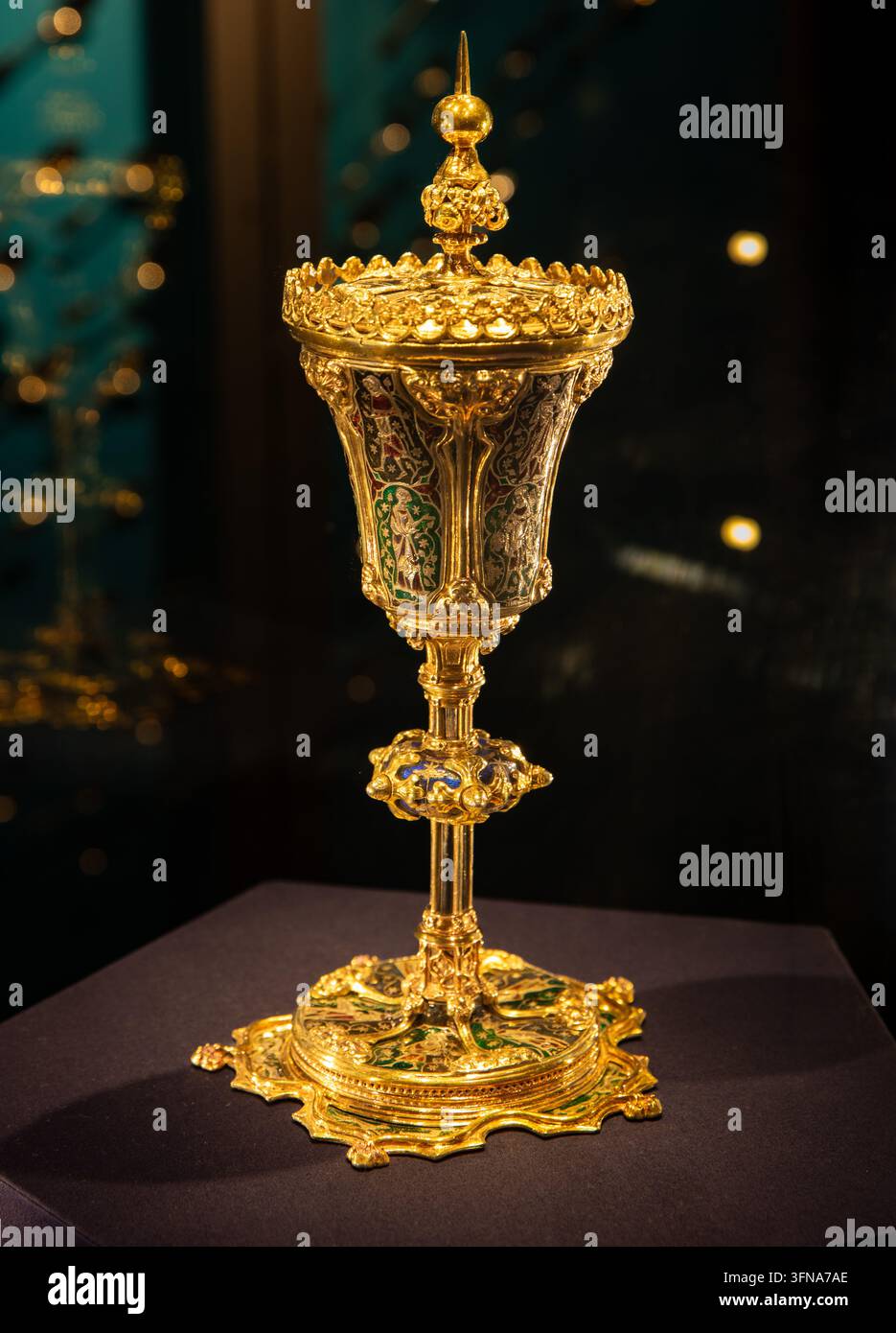 La Coppa di Re Giovanni, vaso da bere del XIV secolo, sontuosamente decorato in oro e smalto; un esempio molto raro di una coppa medievale secolare. Foto Stock