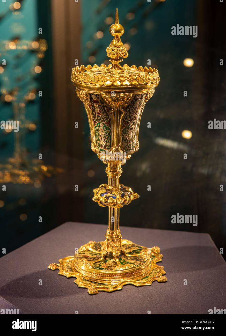 La Coppa di Re Giovanni, vaso da bere del XIV secolo, sontuosamente decorato in oro e smalto; un esempio molto raro di una coppa medievale secolare. Foto Stock