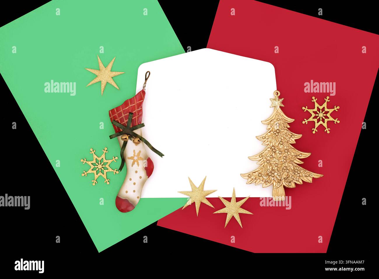 Concetto di busta d'arte postale natalizia, calza vintage, albero dorato e decorazioni a stella di fiocco di neve, carta da lettere rossa verde su nero. Astratto stagionale d Foto Stock