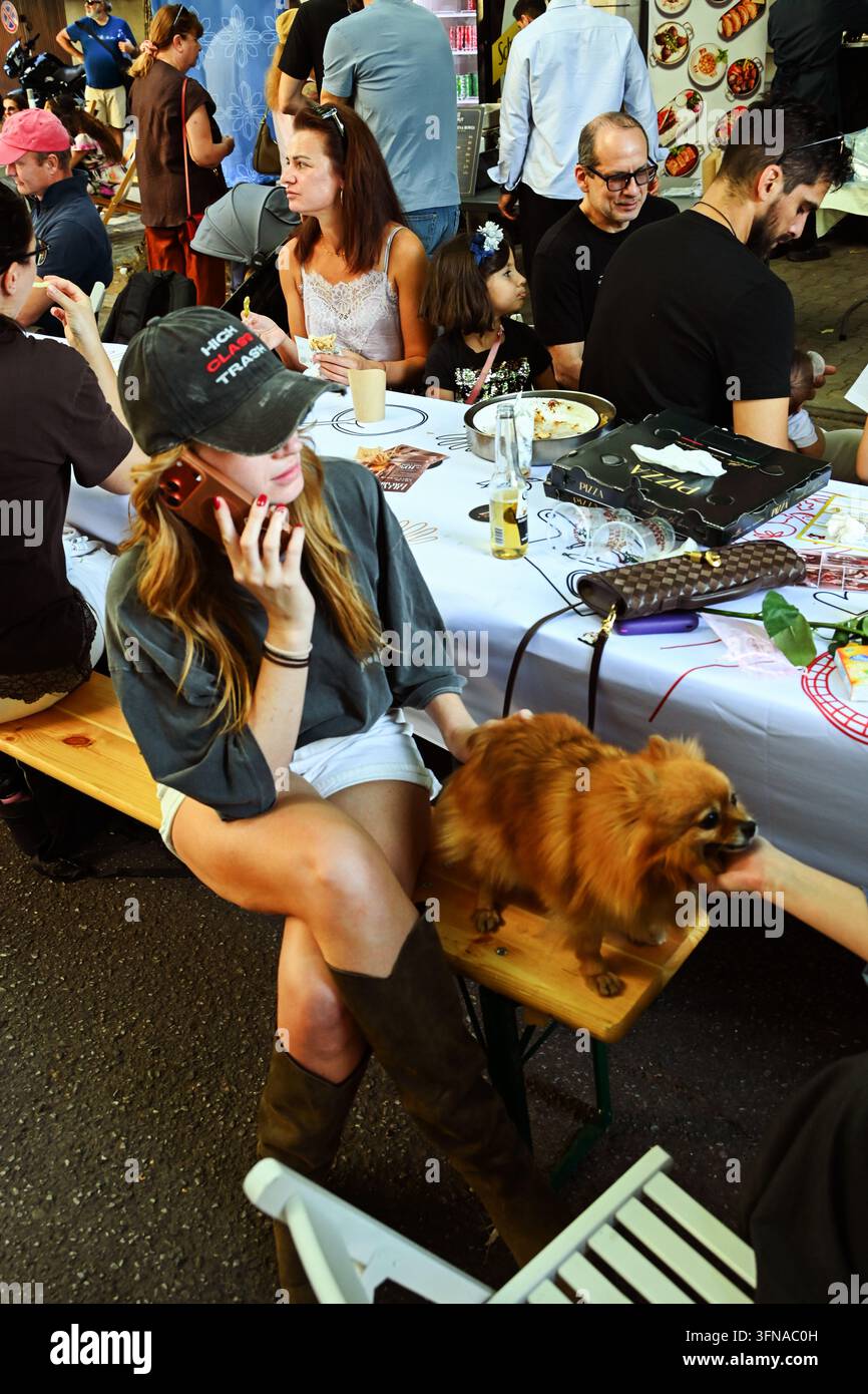 Festa di strada "Il Grande Tavolo", ragazza con un cane. Via Veliko Tarnovo, Sofia, Bulgaria Foto Stock