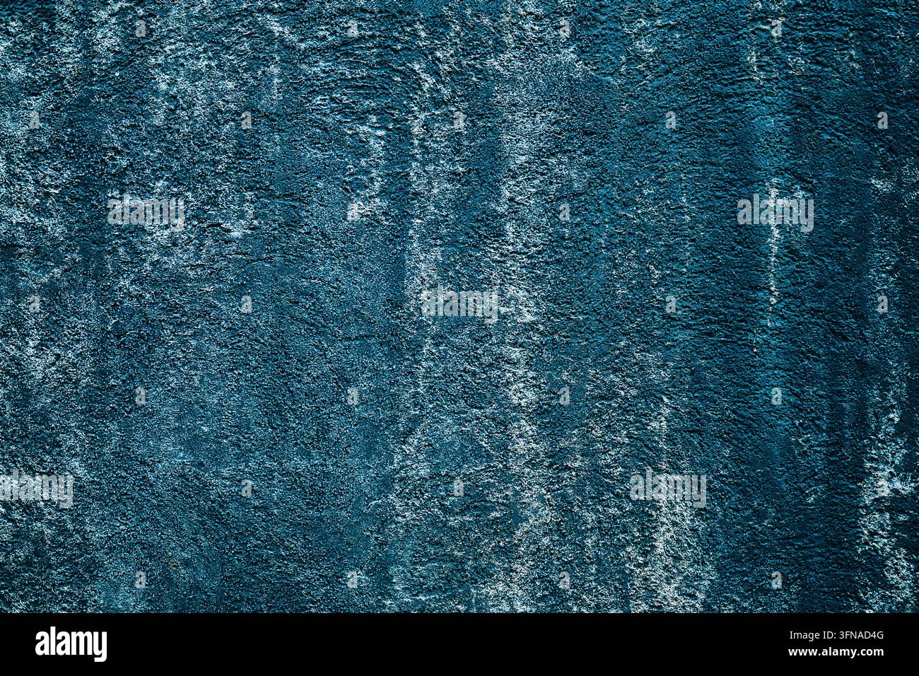 Immagine a tutto schermo di una texture astratta di un muro blu scuro consumato con strisce d'acqua verticali e depositi minerali bianchi. Immagine orizzontale. Foto Stock