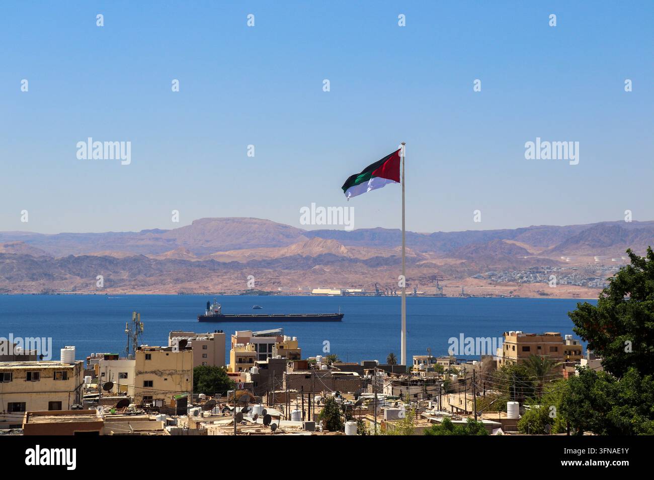Aqaba, Giordania : La bandiera della Grande Rivolta Araba sulla costa del Mar Rosso nel Golfo di Aqaba (Storia degli Arabi) Foto Stock