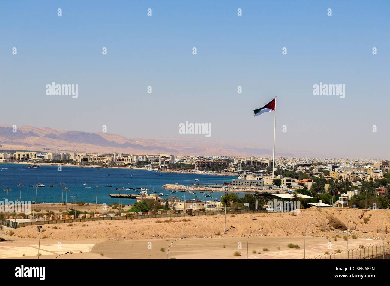 Aqaba, Giordania : La bandiera della Grande Rivolta Araba sulla costa del Mar Rosso nel Golfo di Aqaba (Storia degli Arabi) Foto Stock