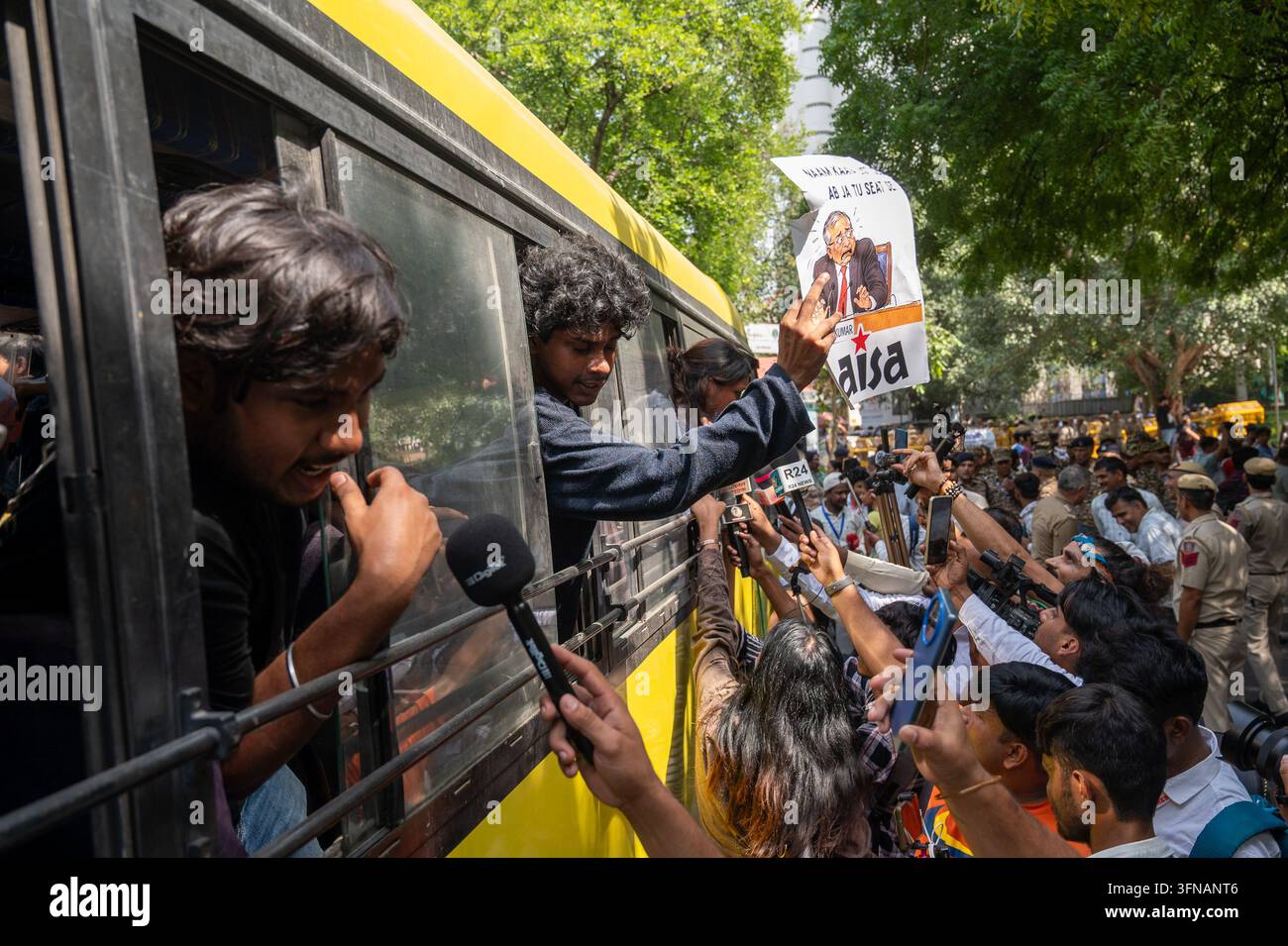 I membri dell'ala studentesca del Partito Comunista dell'India (CPI) urlano slogan all'interno di un autobus dopo essere stati trattenuti dalla polizia durante una protesta contro il Commissario Elettorale Capo dell'India, Gyanesh Kumar. La protesta si è svolta in occasione dell'anniversario della nascita di Mahatma Gandhi vicino a Jantar Mantar, Nuova Delhi. La controversia attuale riguarda la revisione e la verifica delle liste elettorali, compresa la Revisione Intensiva Speciale (RIS). Secondo gli analisti politici indiani, circa 130 milioni di nomi di elettori sono stati rimossi dalle liste elettorali durante il recente processo RIS. Le ragioni dietro la rimozione Foto Stock