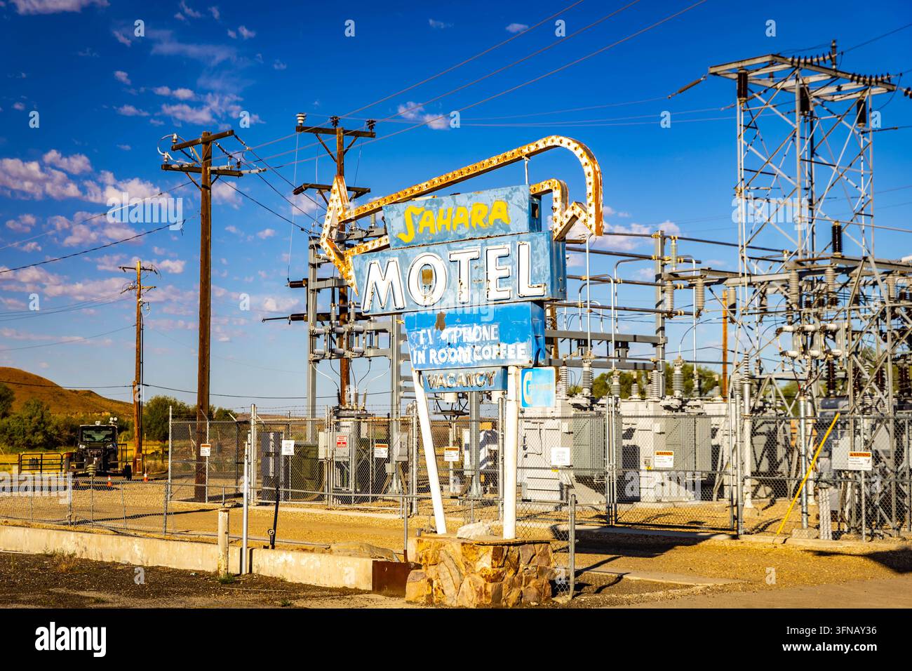 Jordan Valley, OR, USA – 08 luglio 2026: il cartello del Sahara Motel si erge come un punto di riferimento d'epoca lungo la strada a Jordan Valley, Oregon Foto Stock