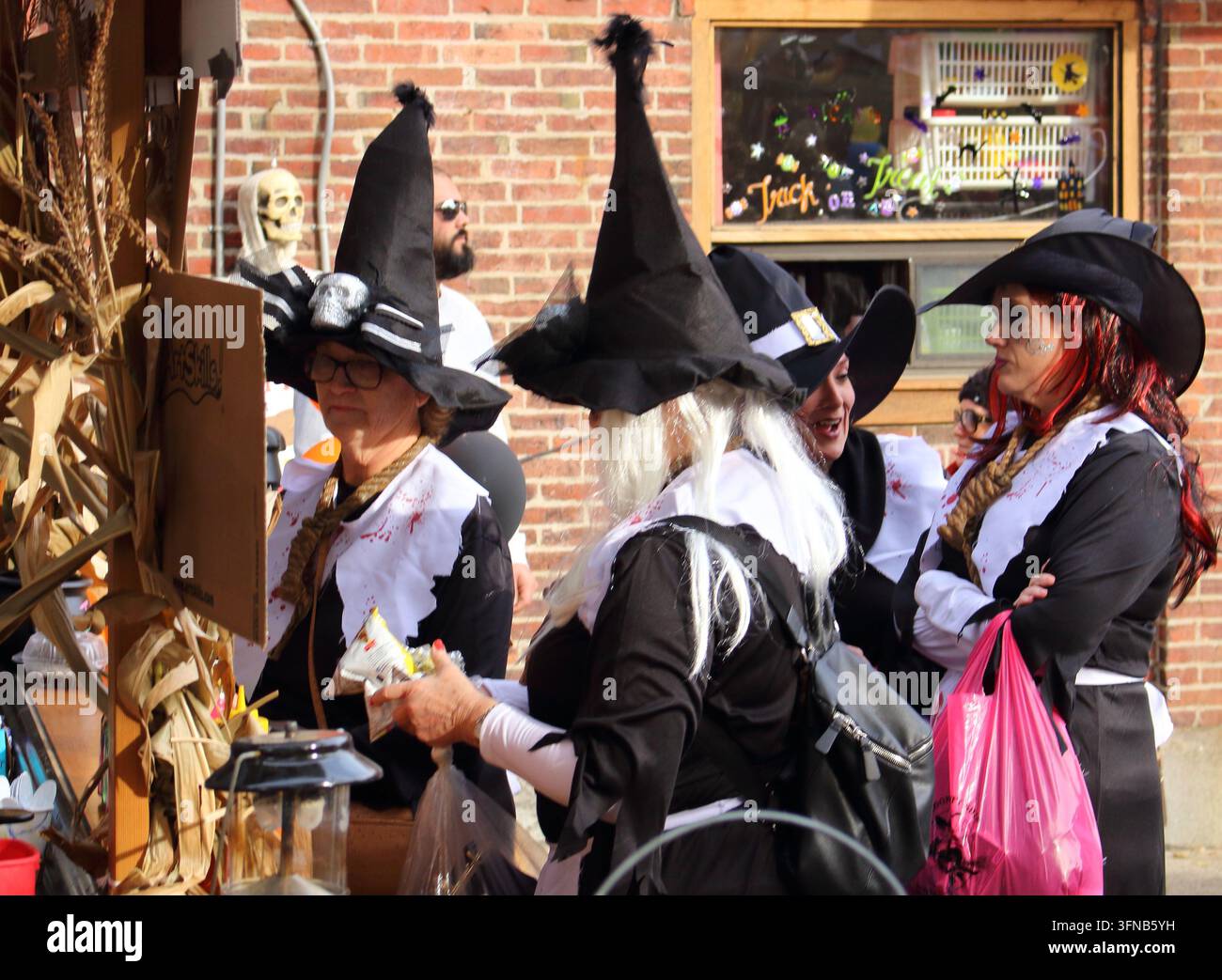 Visitatori vestiti da streghe celebrano Halloween a Salem, Massachusetts, USA. Foto Stock