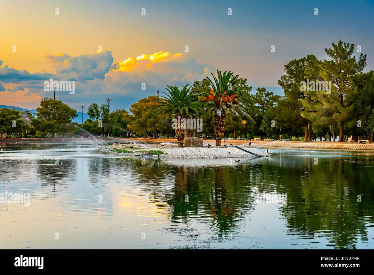 Vibrante tramonto serale con riflessi colorati che brillano sul lago nel Sunset Park di Las Vegas, Nevada Foto Stock