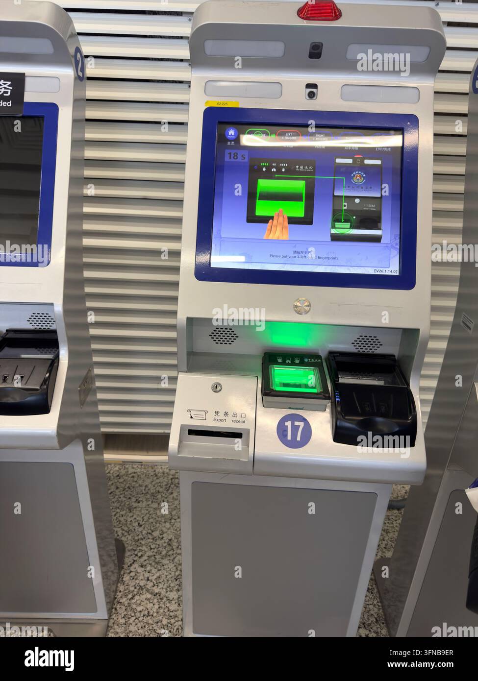 Macchina di chiosco self-service che fornisce un controllo biometrico automatizzato dei passaporti in un aeroporto Foto Stock