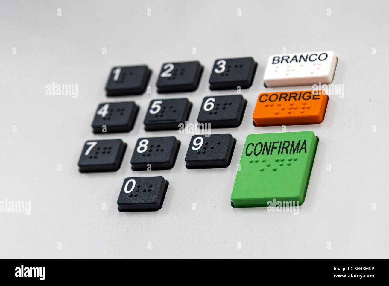 Prima di una tastiera di una macchina elettronica di voto brasiliana (urna eletronica) con pulsanti in braille Foto Stock