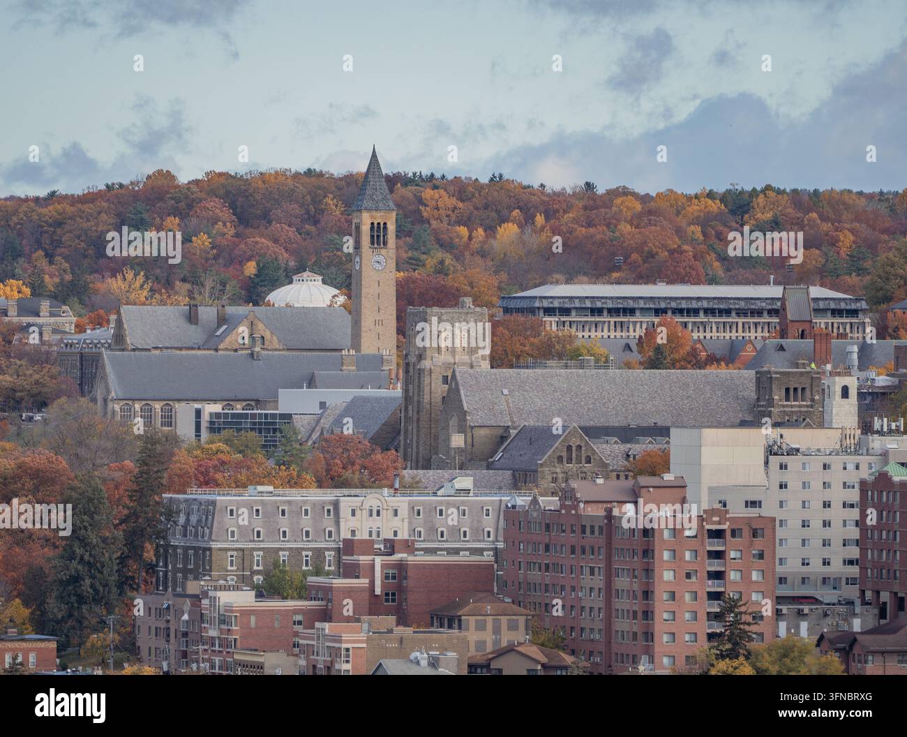 Ithaca, New York - 26 ottobre 2022: Veduta aerea del campus della Cornell University e della torre dell'orologio McGraw con sfondo di colori autunnali. Foto Stock