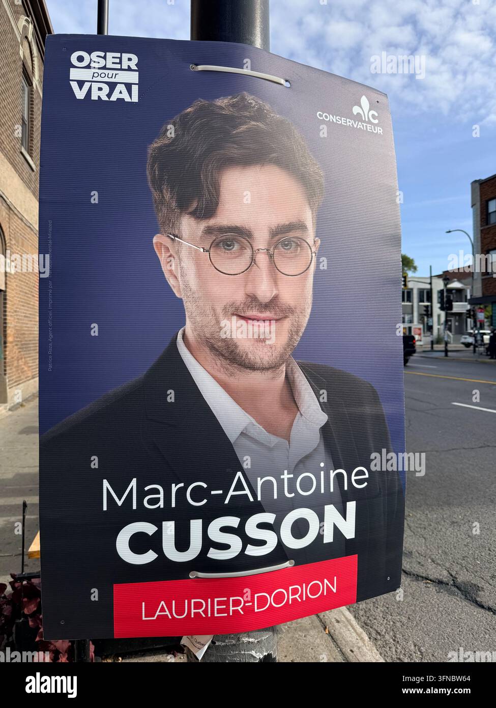 Poster elettorale per Marc-Antoine Cusson, candidato del Parti conservateur du Québec in Laurier-Dorion, a Montreal durante le elezioni provinciali del Quebec del 2026 Foto Stock