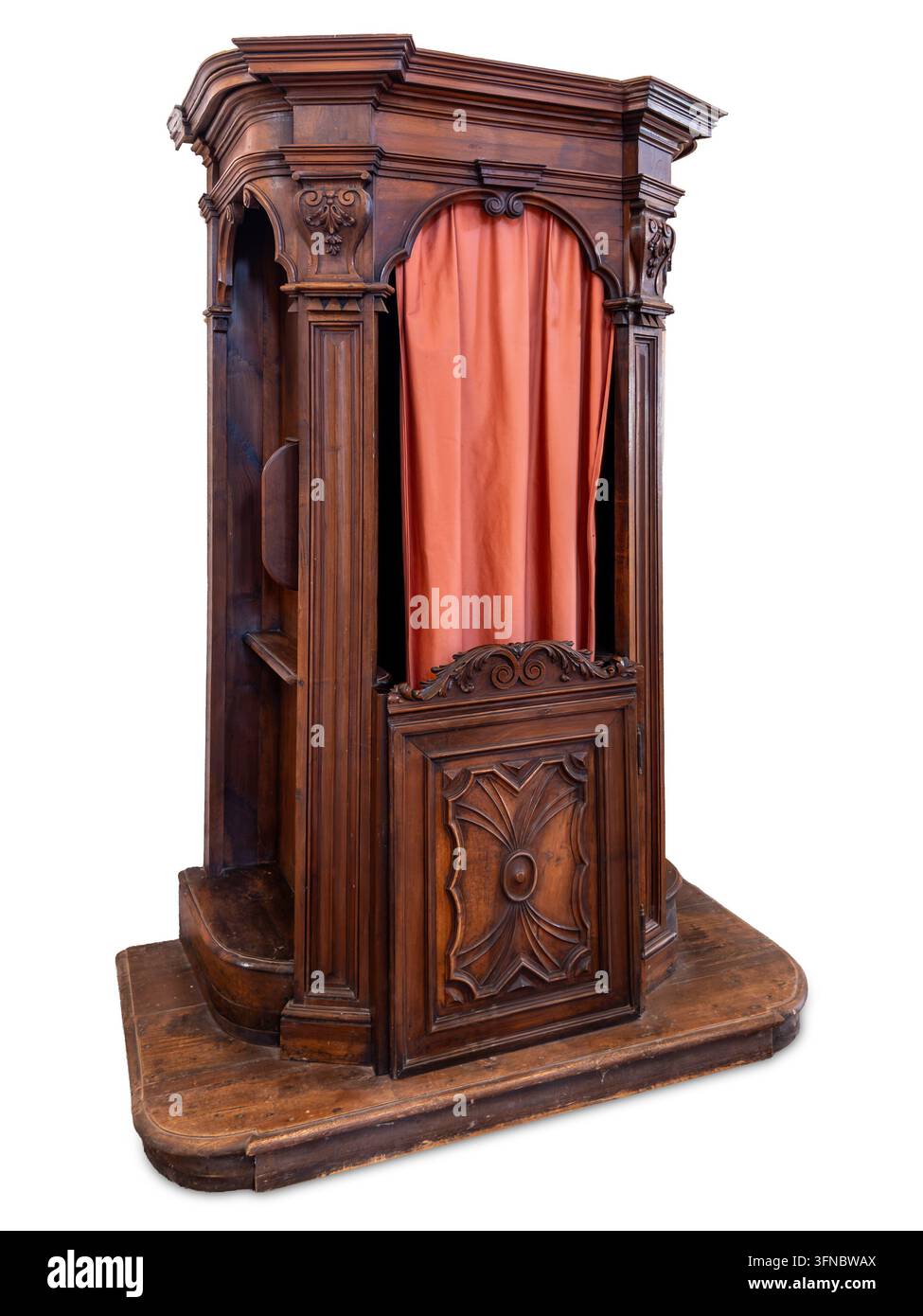 Antico confessionale in legno di stile barocco con tenda in tessuto rosso, caratterizzato da intagli classici dettagliati e artigianato ebanistico tradizionale Foto Stock