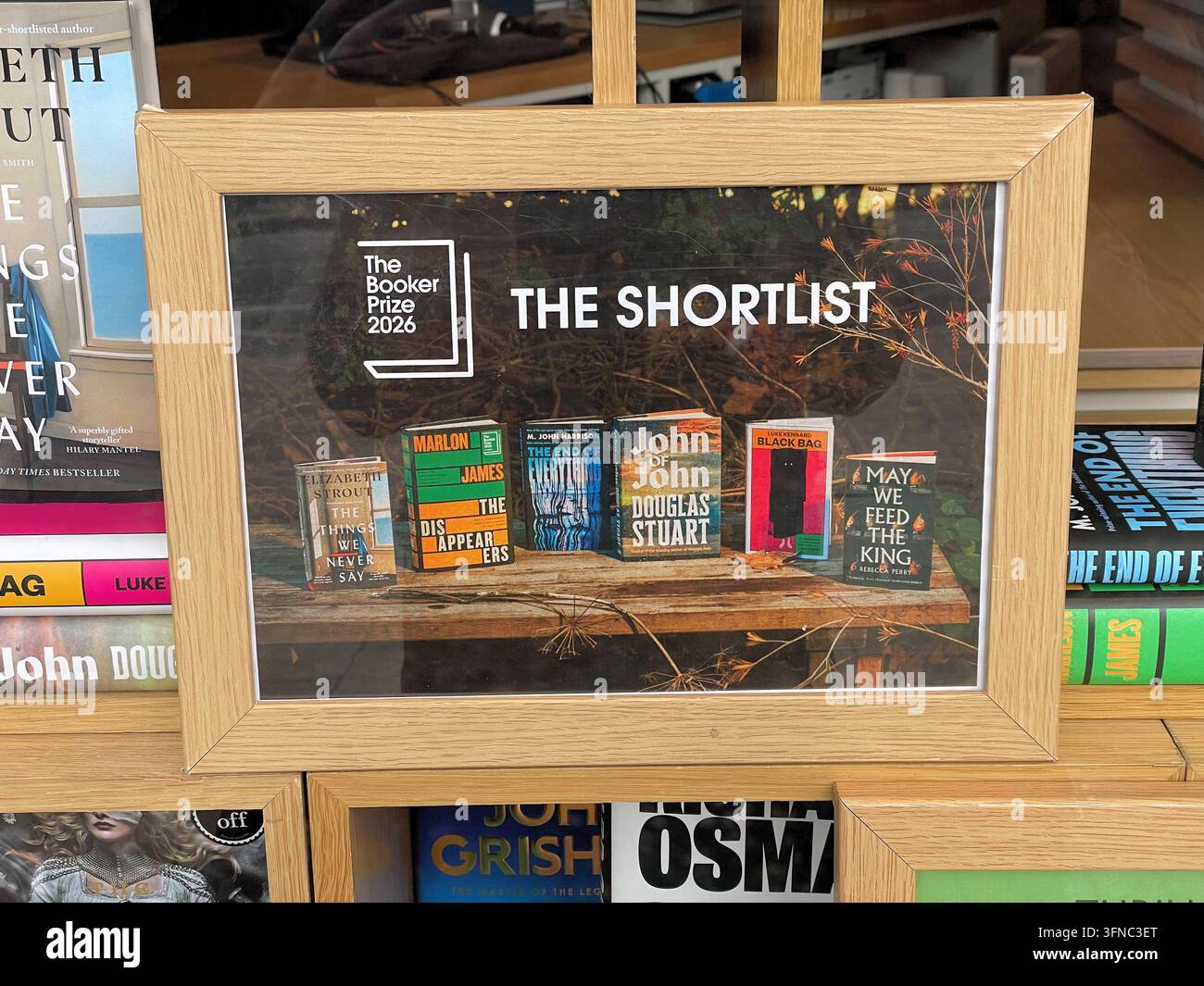 La shortlist del Booker Prize 2026, esposizione nella vetrina di una libreria, con immagini dei libri selezionati all'interno di una cornice fotografica in legno, Regno Unito - Immagine stock catturata con smartphone