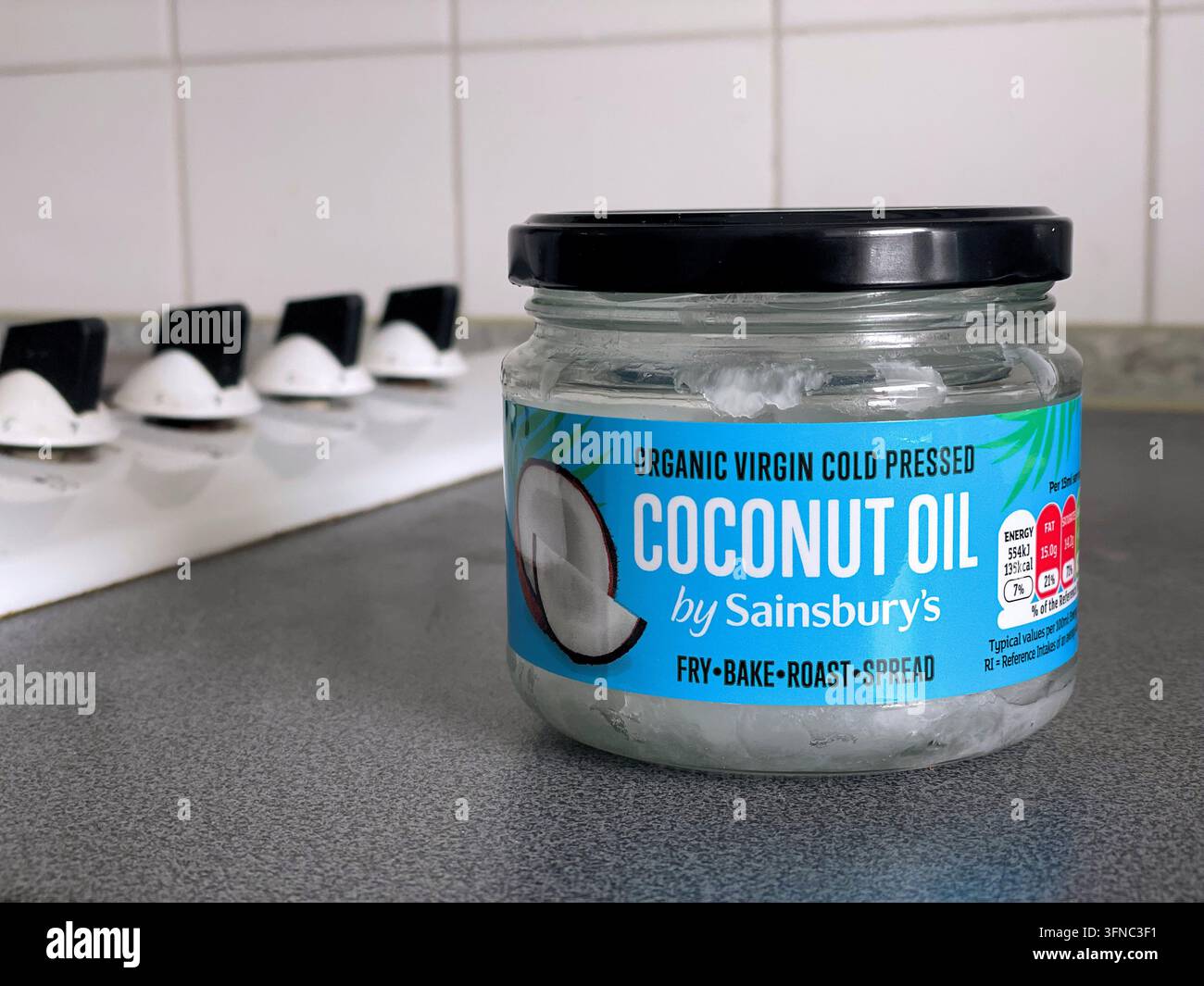 Barattolo di olio di cocco vergine spremuto a freddo biologico di Sainsbury's, Regno Unito Foto Stock