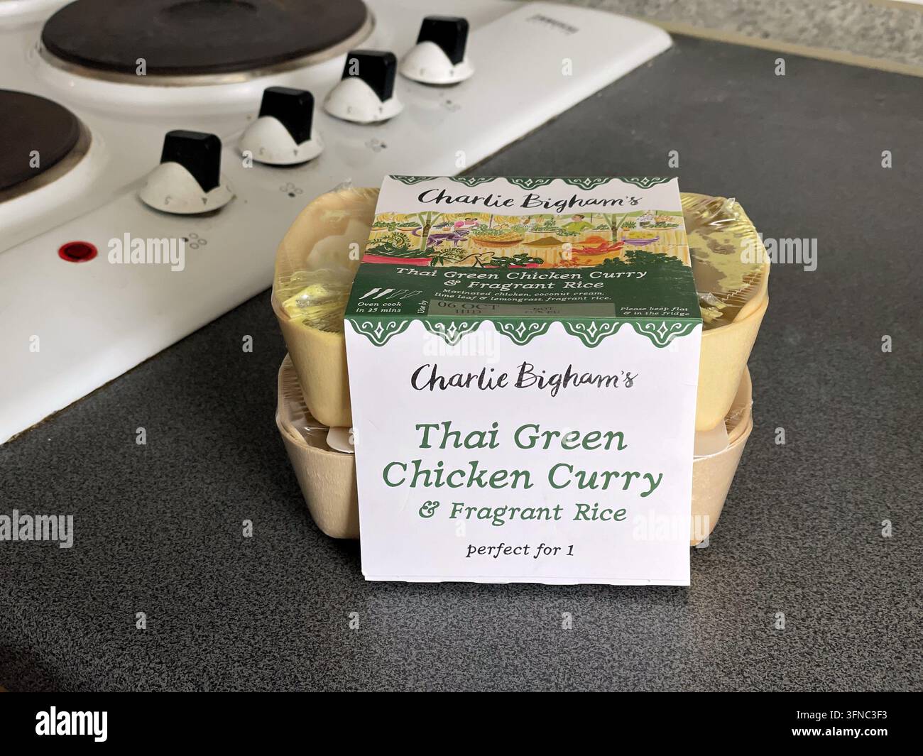 Curry di pollo verde thailandese di Charlie Bigham con riso fragrante, pasto pronto raffreddato disponibile nei supermercati, sul bancone della cucina, Regno Unito Foto Stock